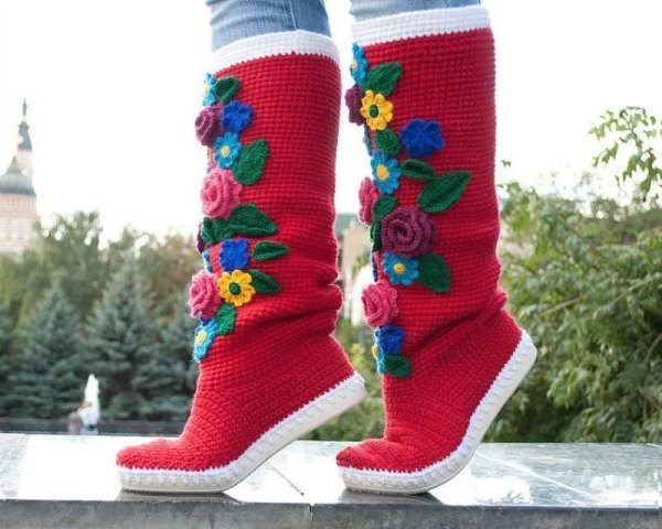 Вязаные крючком сапожки с цветочным орнаментом «Павлопасадские»